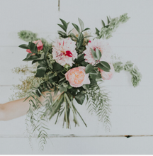 Load image into Gallery viewer, Deluxe Hand-tied Bouquet
